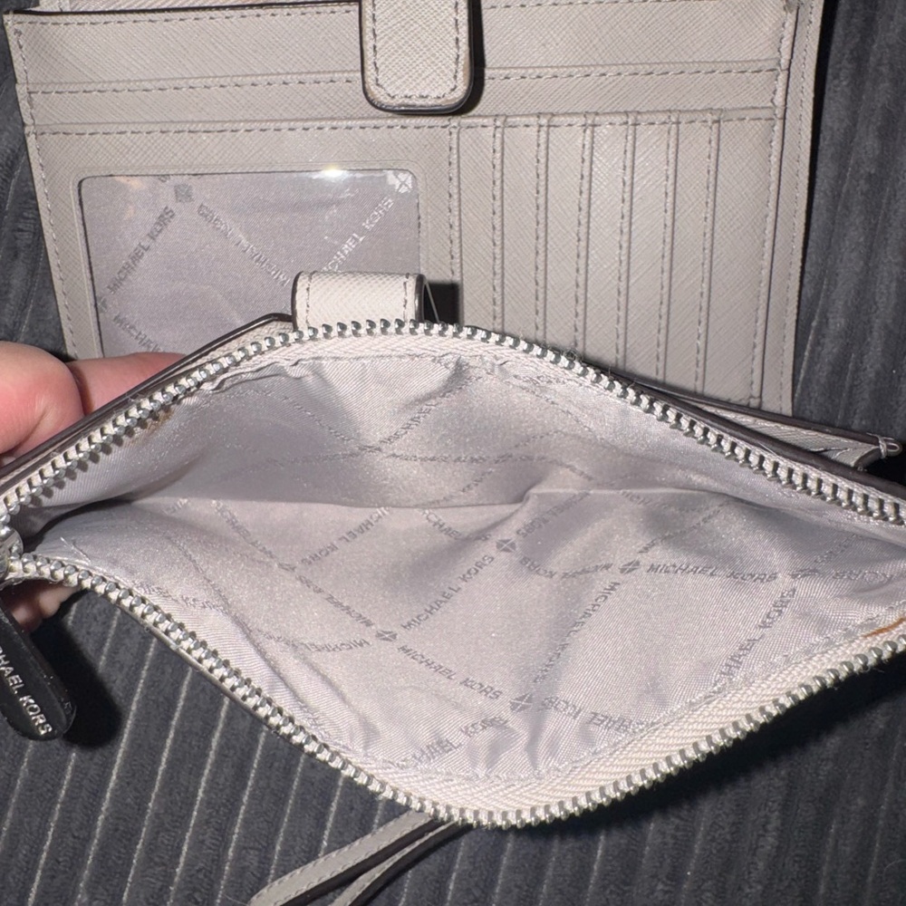 Michael Kors Pale Grey Leather Wristlet Wallet - Picture 5 of 6
